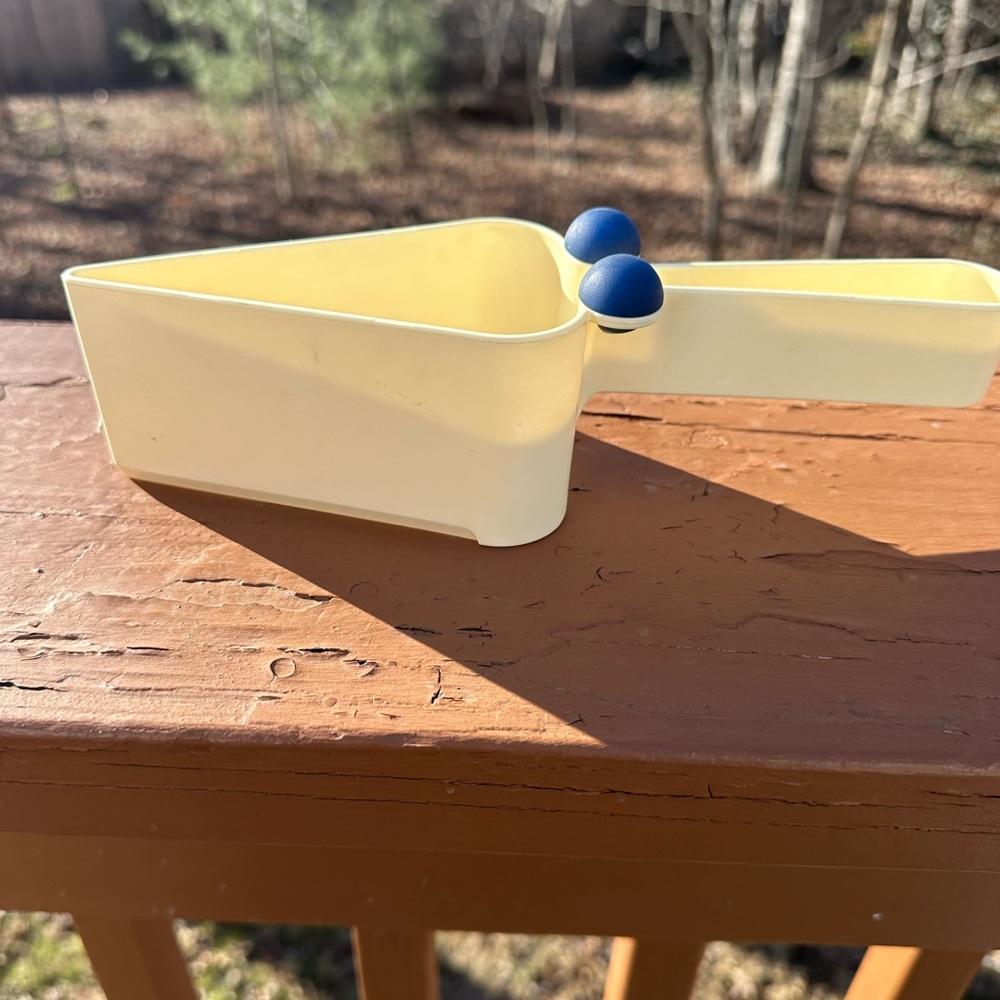 Tupperware cake server - Picture 3 of 6
